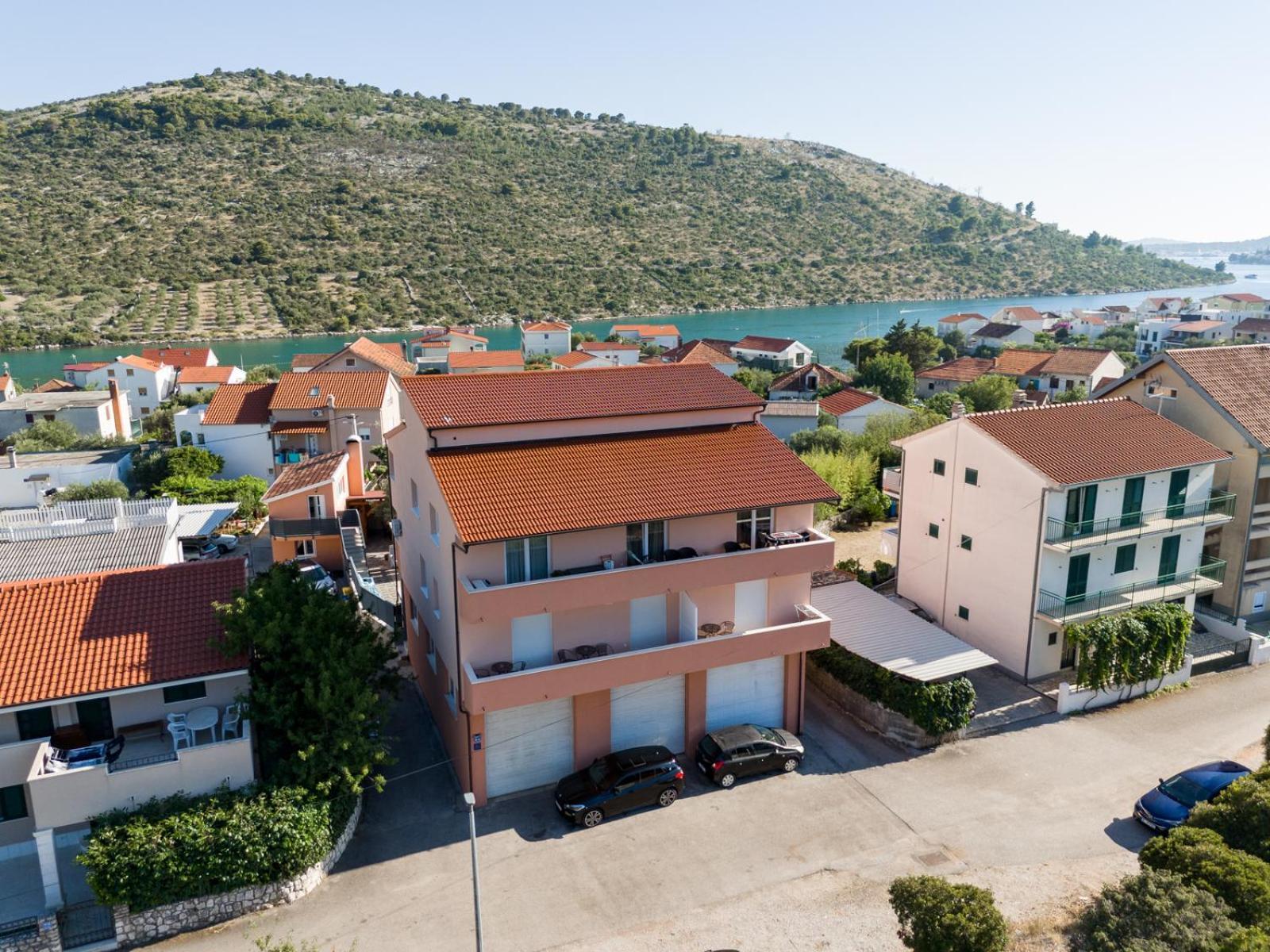 Apartments Villa Monique Rogoznica  Extérieur photo